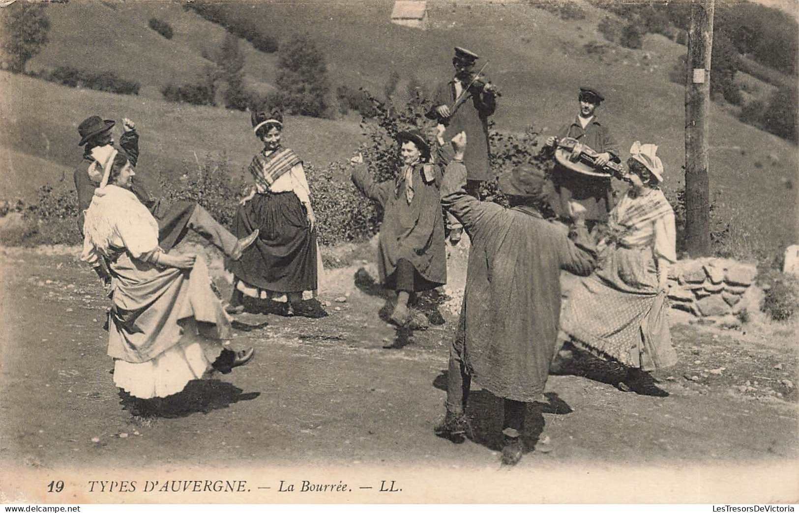 FOLKLORE - Danses - La Bourrée - Carte Postale Ancienne - Dances