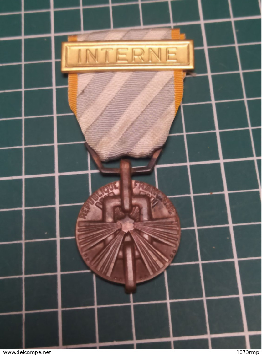 MÉDAILLE DE LA DEPORTATION ET DE L'INTERNEMENT POLITIQUE 1940/45 AVEC AGRAFE - France