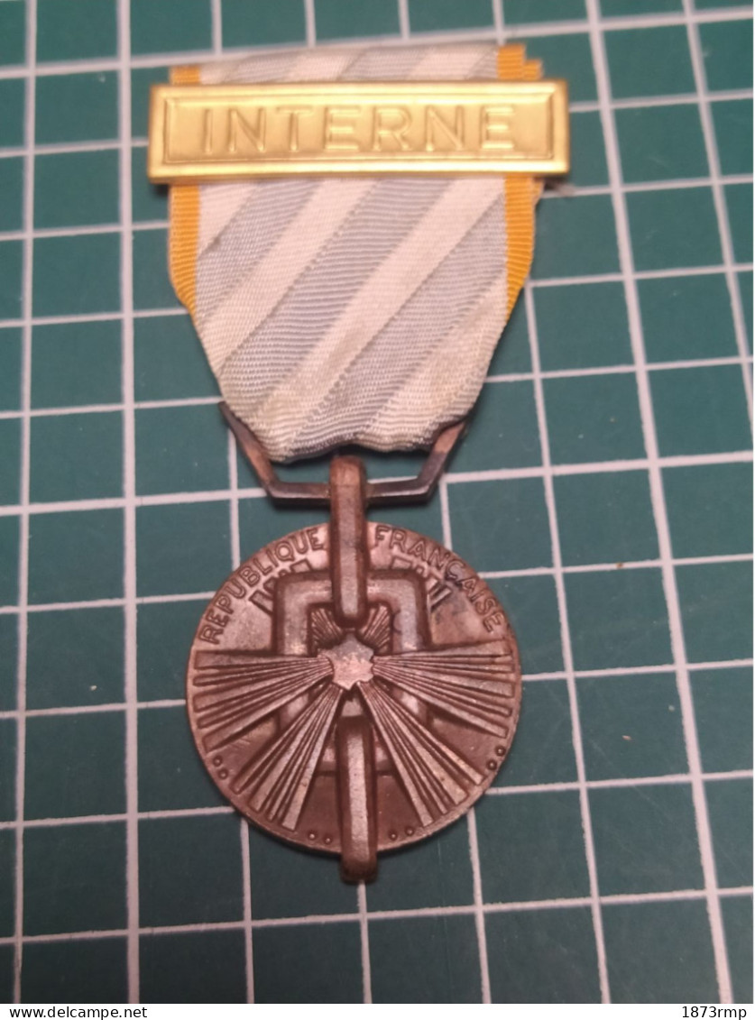 MÉDAILLE DE LA DEPORTATION ET DE L'INTERNEMENT POLITIQUE 1940/45 AVEC AGRAFE - Frankrijk