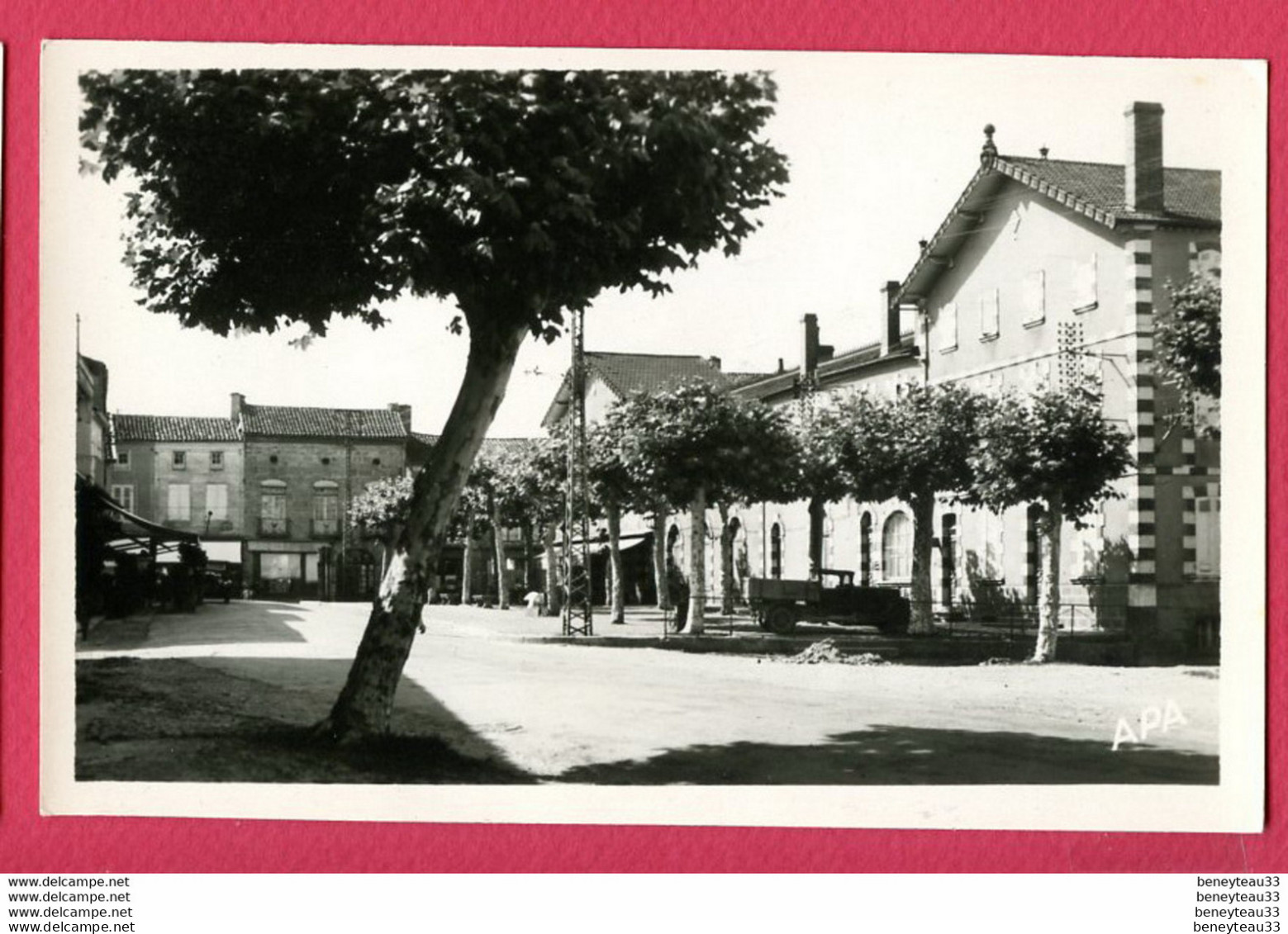 CPA (Ref : BB 429) 4. NOGARO (32 GERS) L'Hôtel De Ville Et La Place (vieille Camionnette) - Nogaro