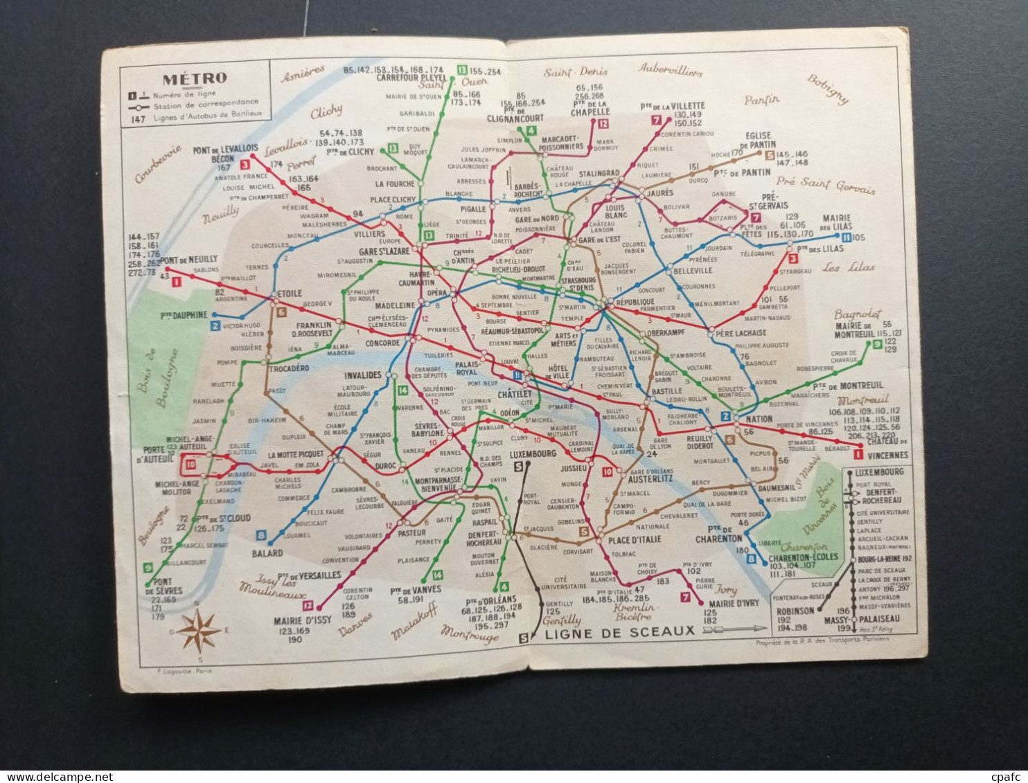 Plan De Paris Et Sa Région Par Les Autobus Et Le Métro / Illustré Par Georges Redon / Publicité Vins Postillon - Europe