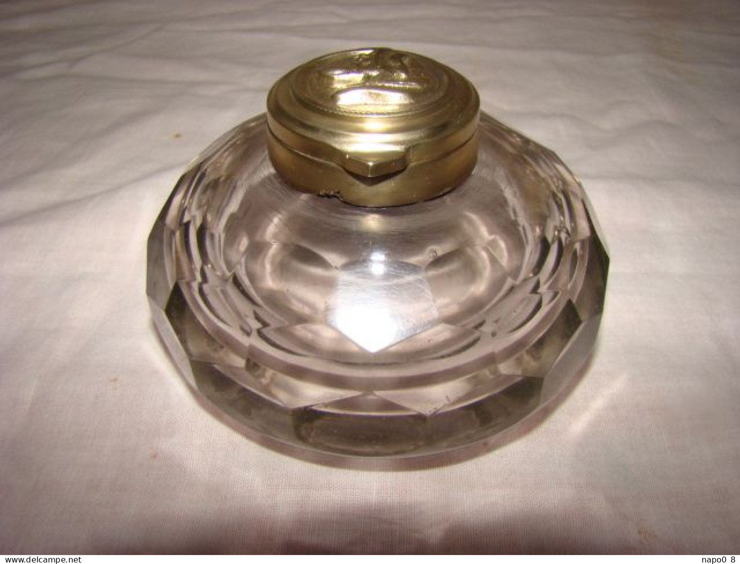 Encrier  En Cristal à Facettes Avec Couvercle Représentant Une Tête De Chien En Relief - Inkwells