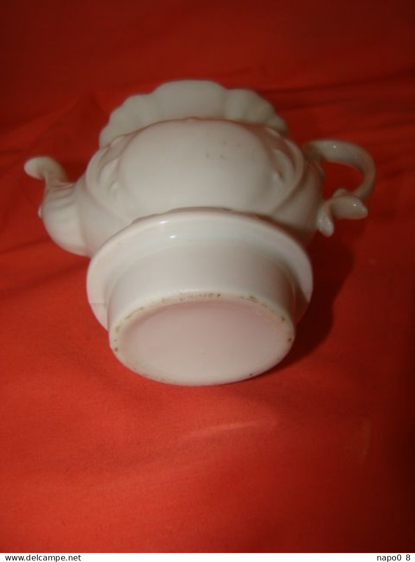 tisannière en porcelaine de Limoges de couleur blanche