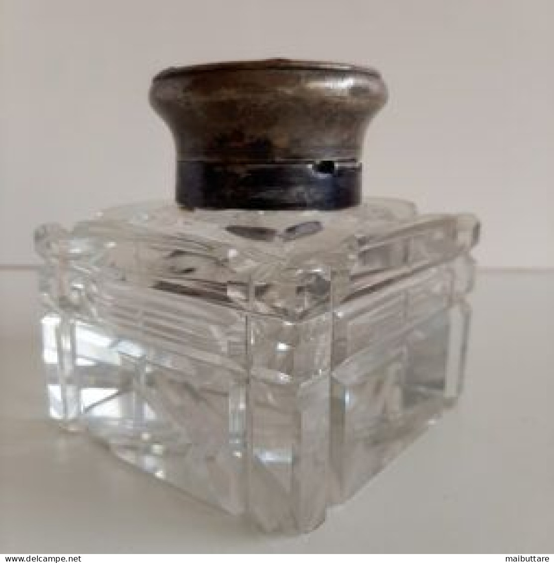 Antico Calamaio/calamai  In Vetro Lavorato Con Coperchio In Metallo Argentato E Porta Penna Misure Base Quadrata 9 Cm - Inkwells