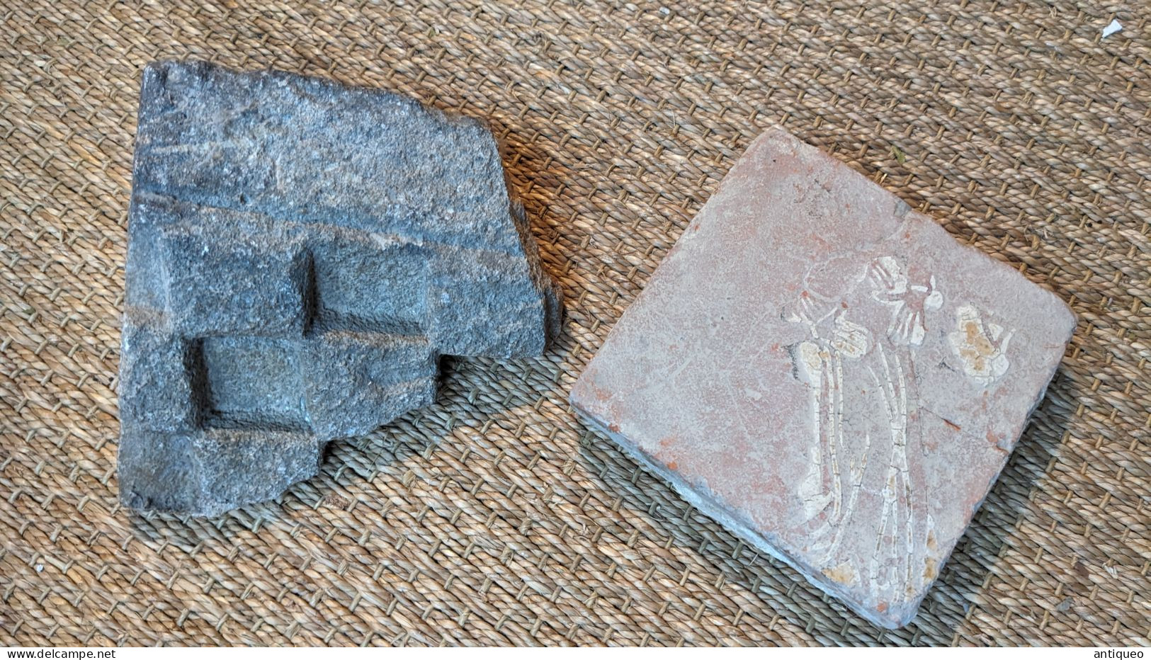 Pavé Décoré Et Fragment Héraldique Du XVe Siècle - Arqueología