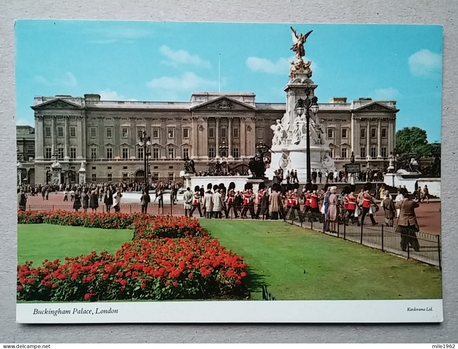 KOV 540-13 - LONDON, England, - Buckingham Palace