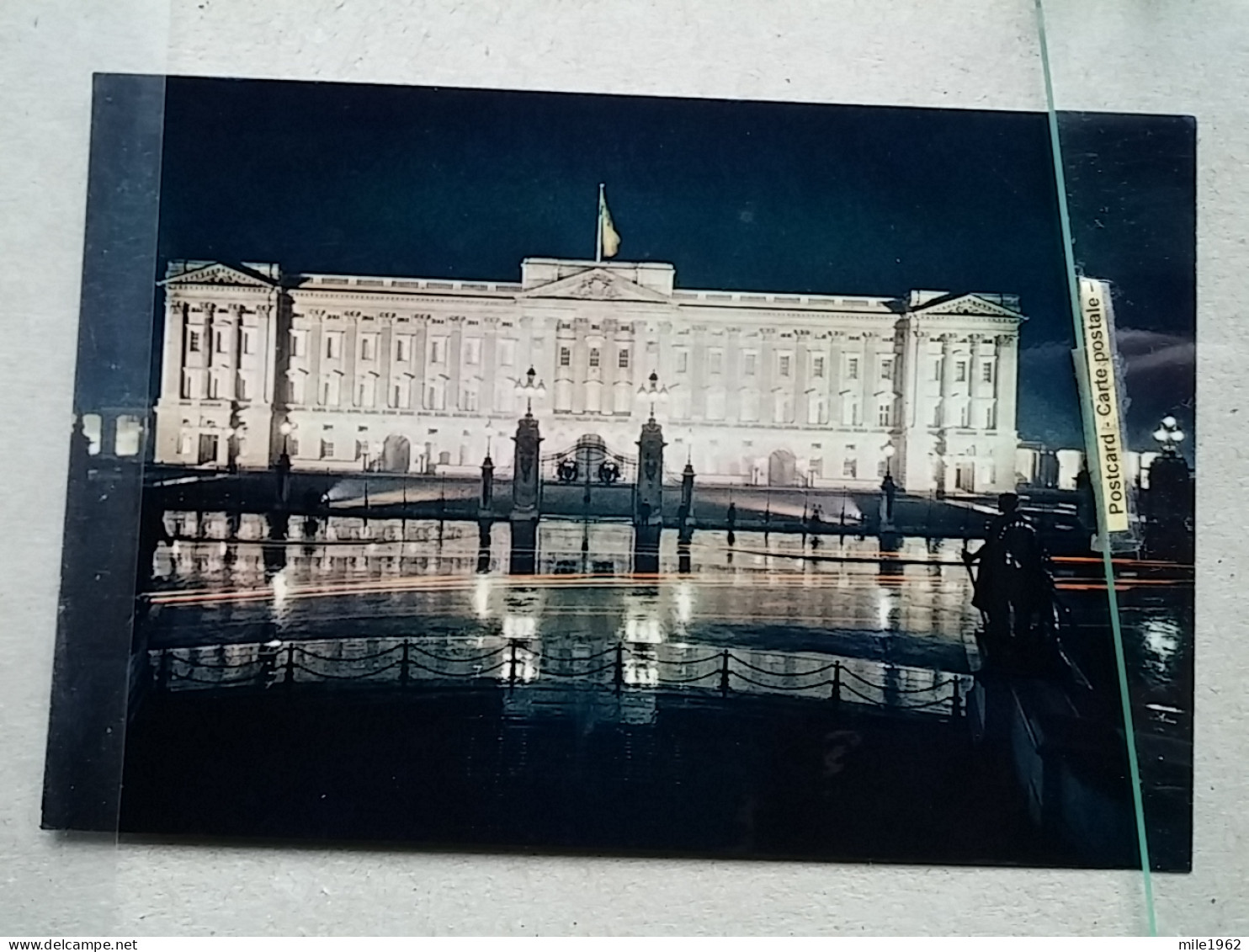 KOV 540-13 - LONDON, England, - Buckingham Palace