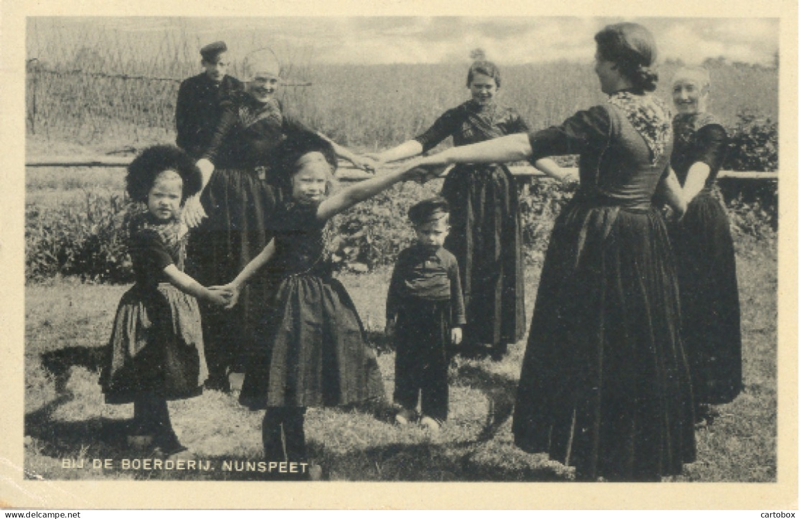 Nunspeet, Bij De Boerderij (folklore)  (klederdracht) - Nunspeet