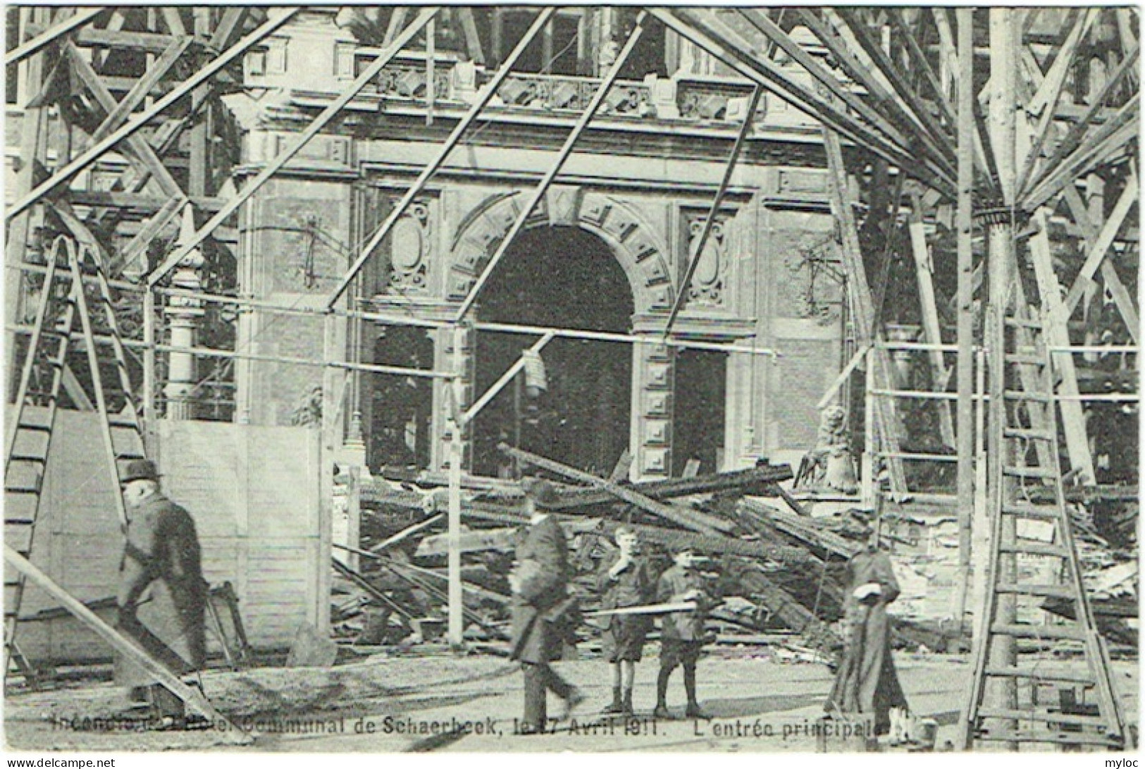 Bruxelles-Schaerbeek. Incendie De L'Hôtel Communal. 7 Avril 1911. Entrée Principale. - Schaerbeek - Schaarbeek