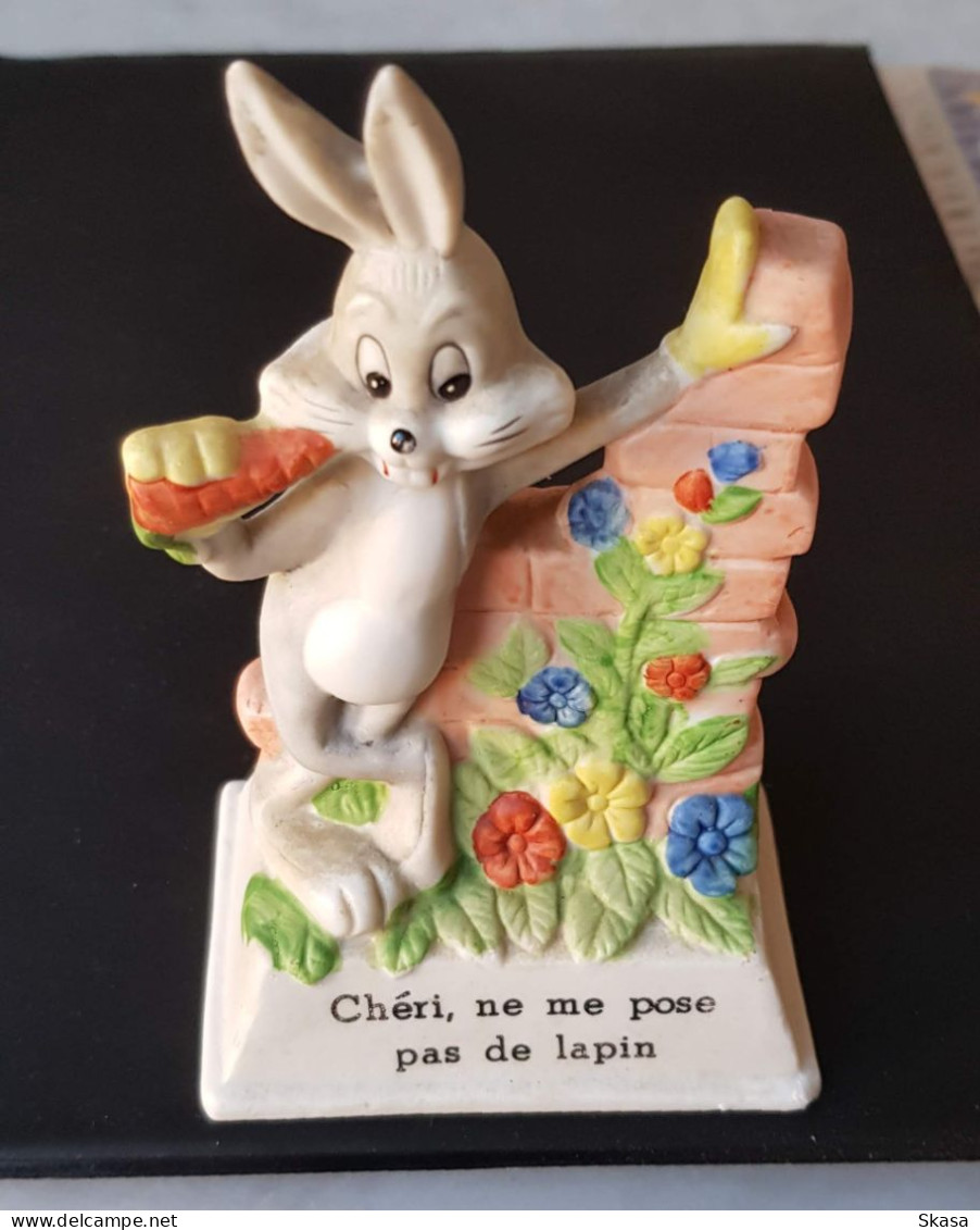 Figurine Biscuit Céramique Bugs Bunny Looney Toons Warner Bros Inc. 1981 "Chéri, Ne Me Pose Pas De Lapin" H.13 Cm - Sonstige & Ohne Zuordnung