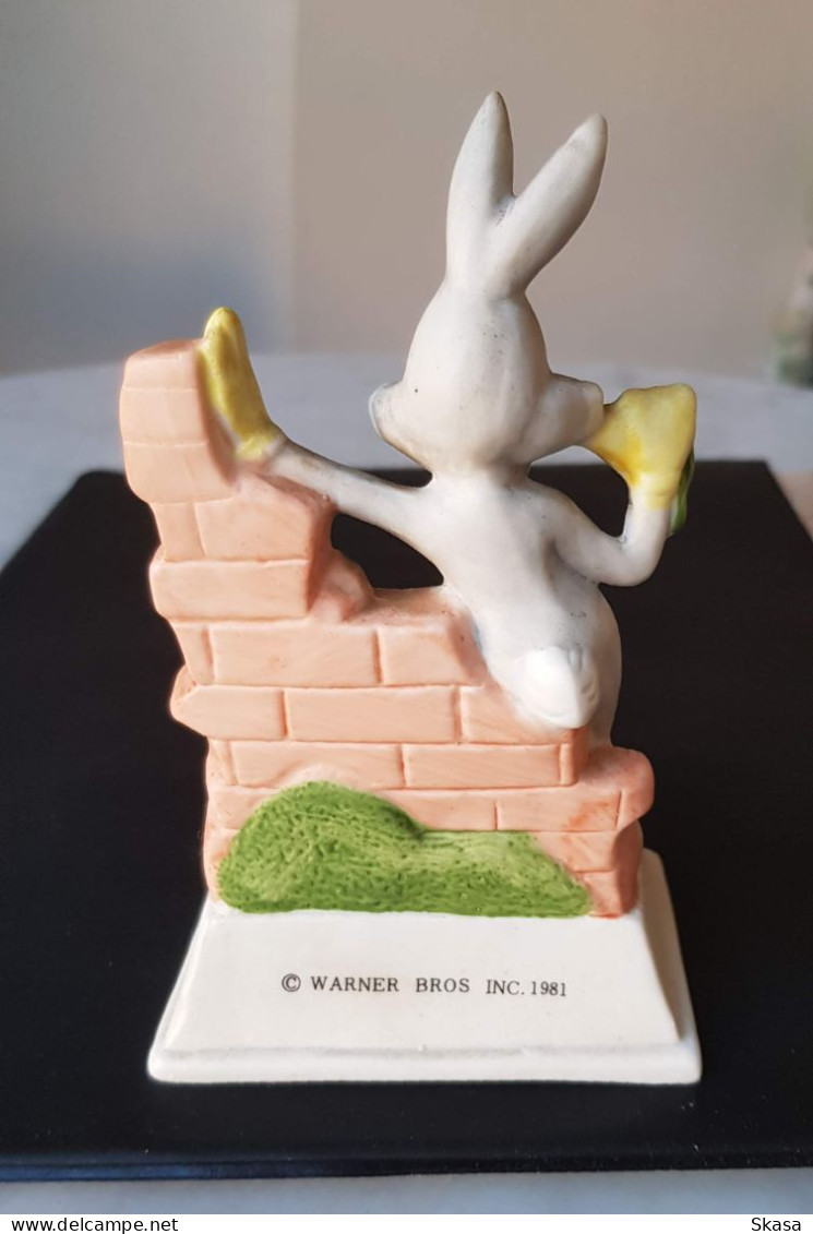 Figurine Biscuit Céramique Bugs Bunny Looney Toons Warner Bros Inc. 1981 "Chéri, Ne Me Pose Pas De Lapin" H.13 Cm - Sonstige & Ohne Zuordnung