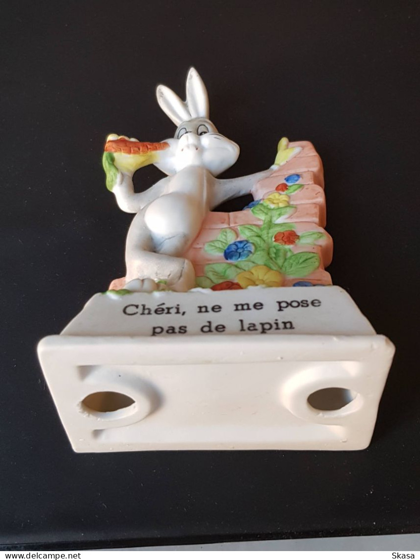 Figurine Biscuit Céramique Bugs Bunny Looney Toons Warner Bros Inc. 1981 "Chéri, Ne Me Pose Pas De Lapin" H.13 Cm - Otros & Sin Clasificación