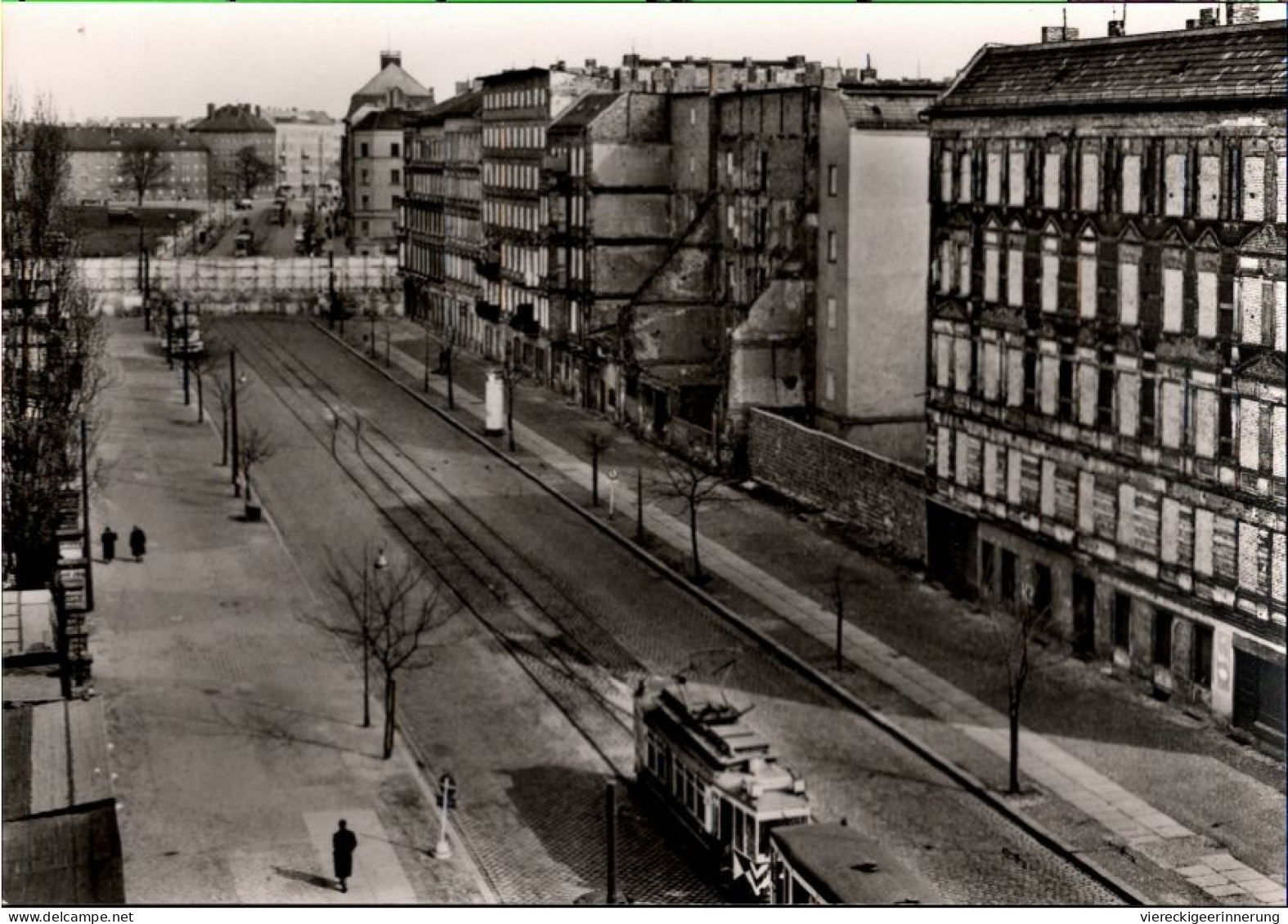 ! S/w Ansichtskarte Berlin, Berliner Mauer, Bernauer Straße, Tram, Straßenbahn - Muro Di Berlino