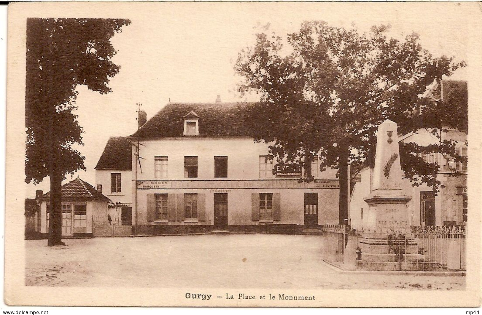 3I5 --- 89 GURGY La Place Et Le Monument - Gurgy