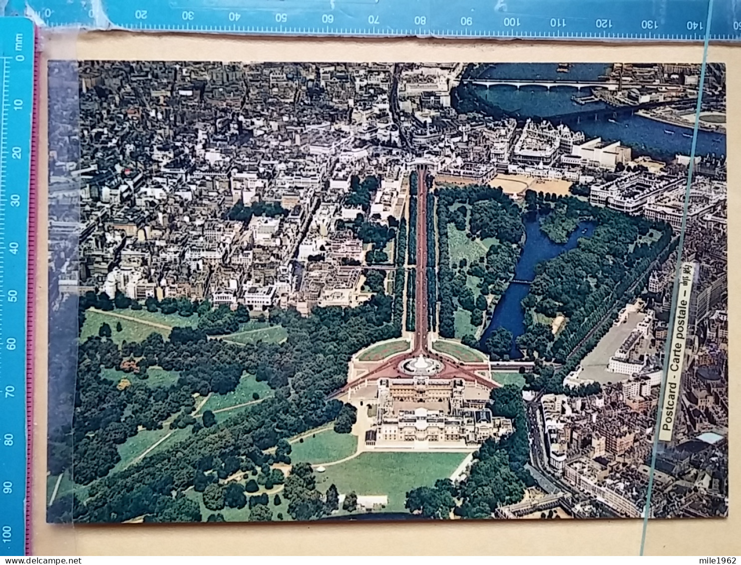 KOV 540-17 - LONDON, England, - Buckingham Palace