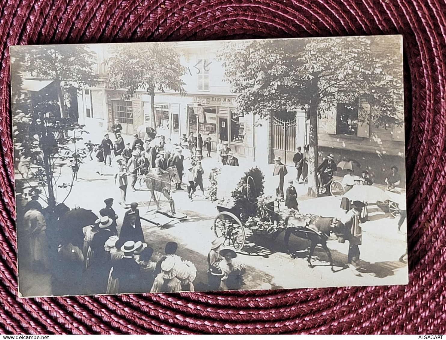 Carte Photo , Cortège Avec Un Cheval En Bois à Situer , Eaux Minerales? Ville Thermale? - A Identifier