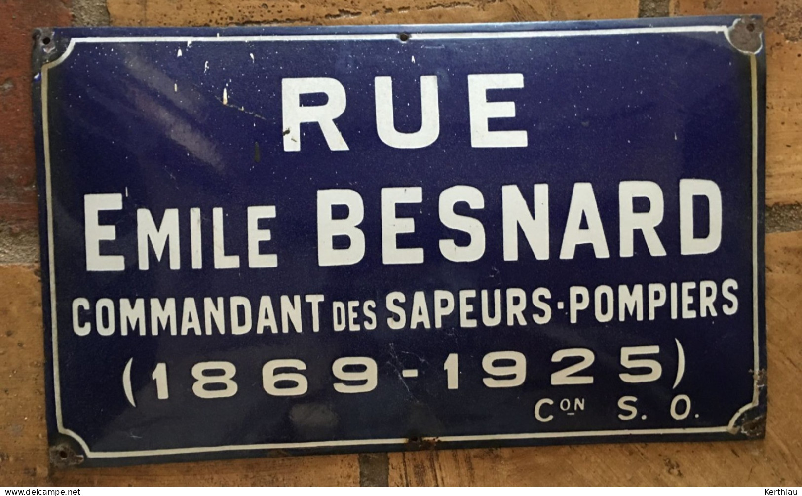 Plaque De Rue Émaillée - POMPIERS - RENNES - Rue Emile Besnard, Commandant Des Sapeurs Pompiers (1869-1925) - Placas Esmaltadas (desde 1961)