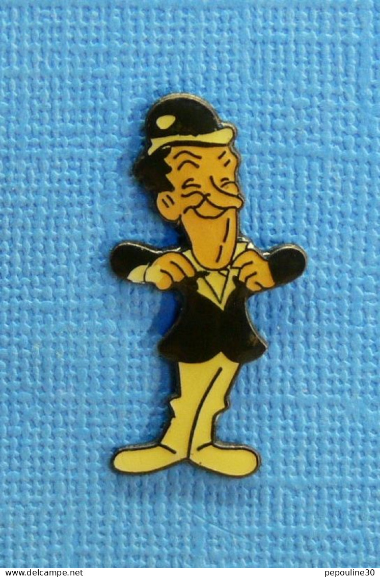 1 PIN'S /  ** CARICATURE DE STAN LAUREL / DE LAUREL & HARDY ** - Cinéma