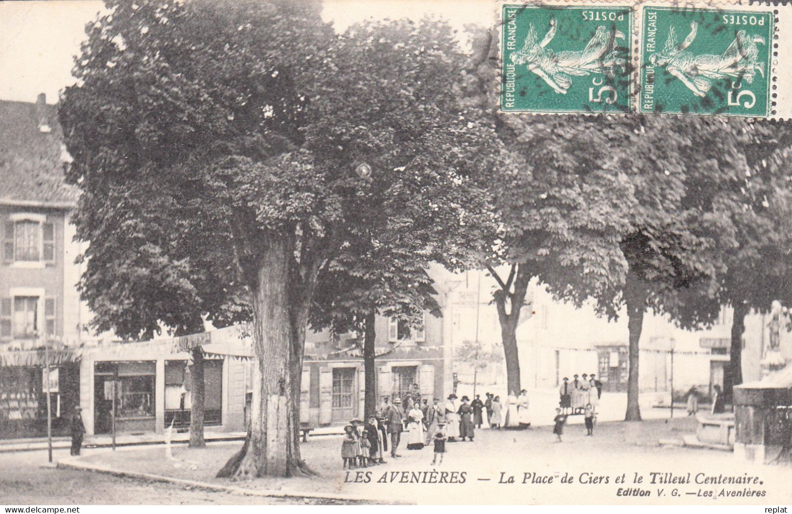 CPA 38  LES AVENIERES    LA PLACE DU CIERS ET LE TILLEUL CENTENAIRE - Les Avenières