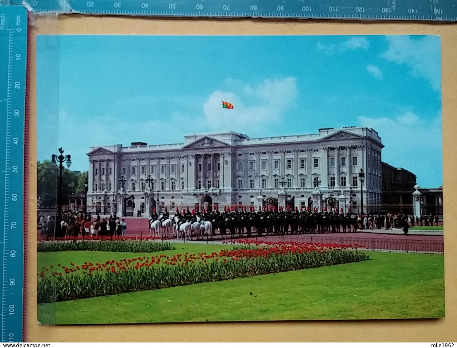 KOV 540-19 - LONDON, England, - Buckingham Palace