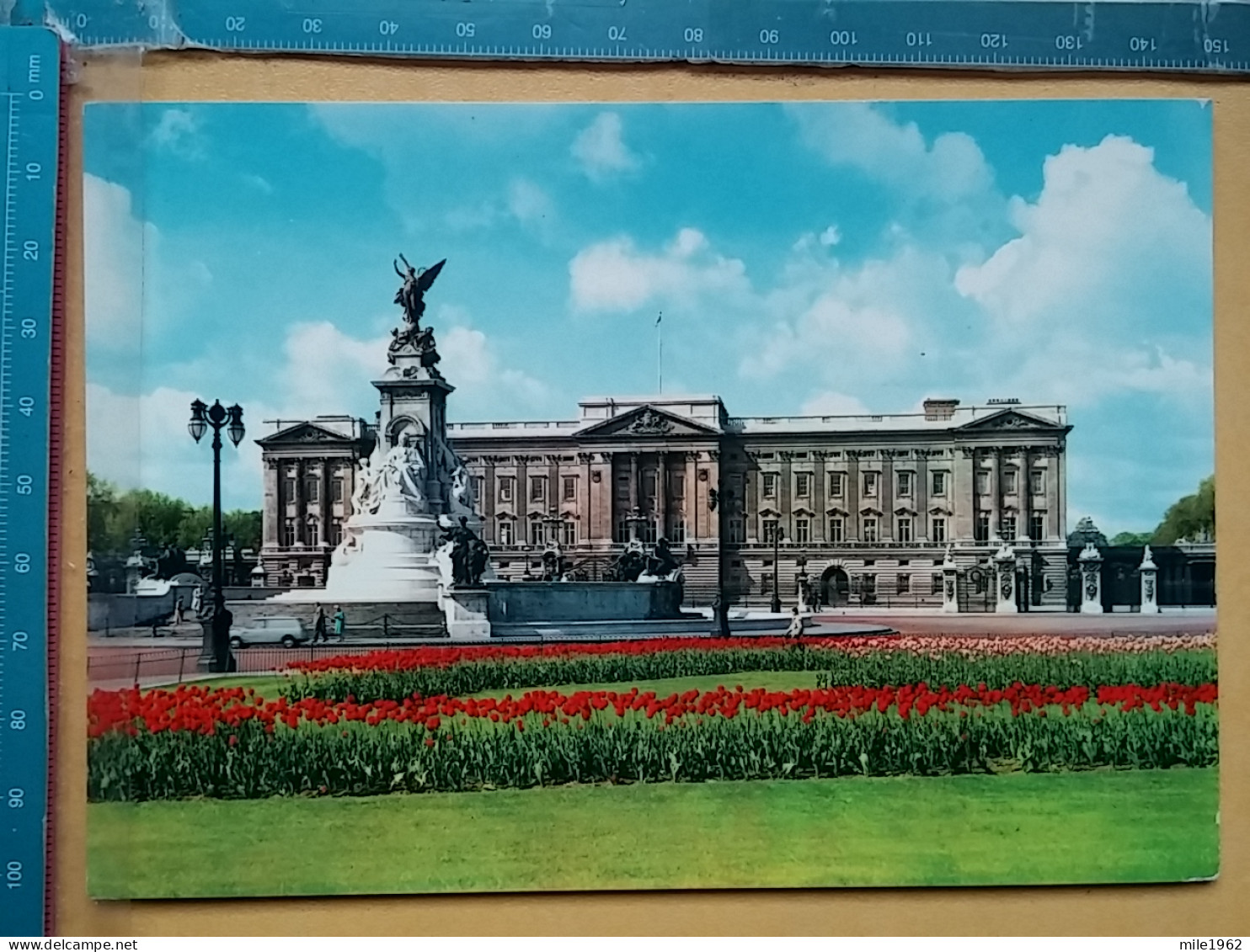 KOV 540-19 - LONDON, England, - Buckingham Palace