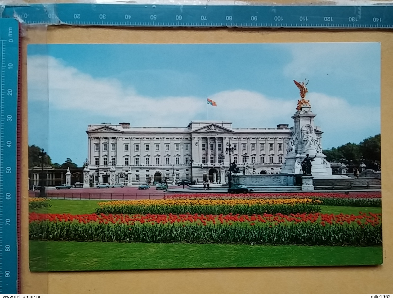 KOV 540-19 - LONDON, England, - Buckingham Palace