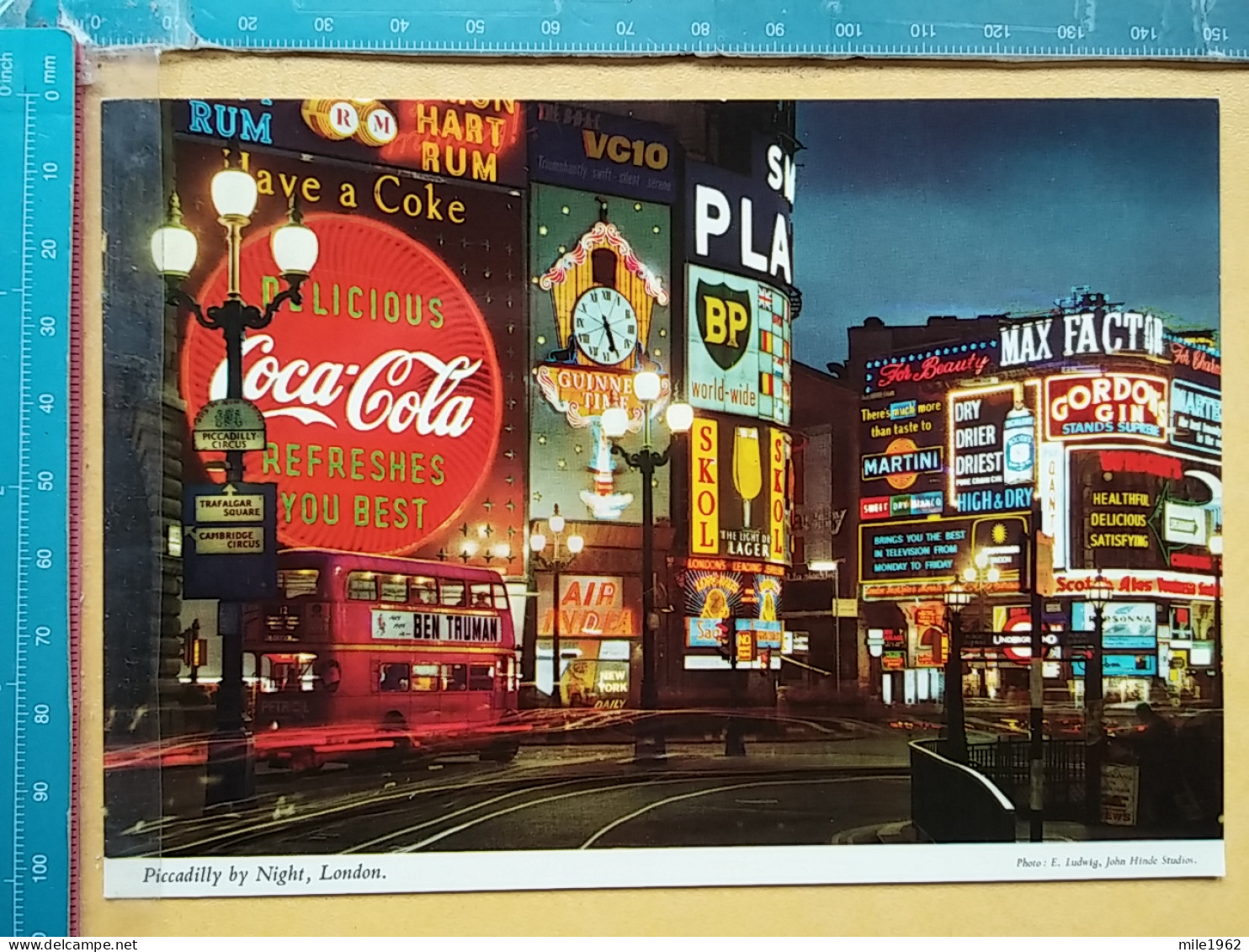 KOV 540-24 - LONDON, England, Coca Cola - Piccadilly Circus
