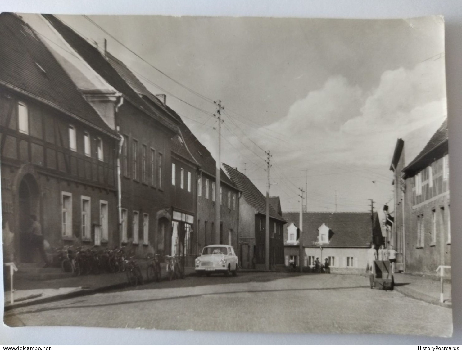 Roitzsch, Kr. Bitterfeld, Wilhelm-Pieck-Str., Fahrräder, PKW Trabant, 1976 - Bitterfeld