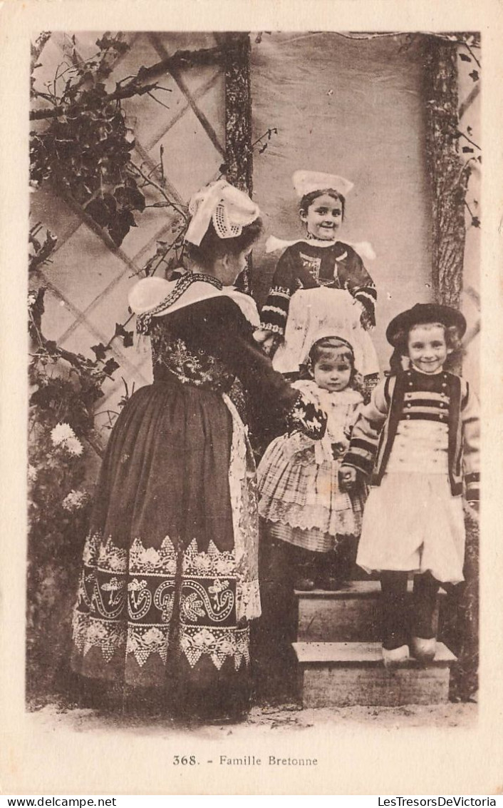 FOLKLORE - Costumes - Famille Bretonne - Carte Postale Ancienne - Costumes