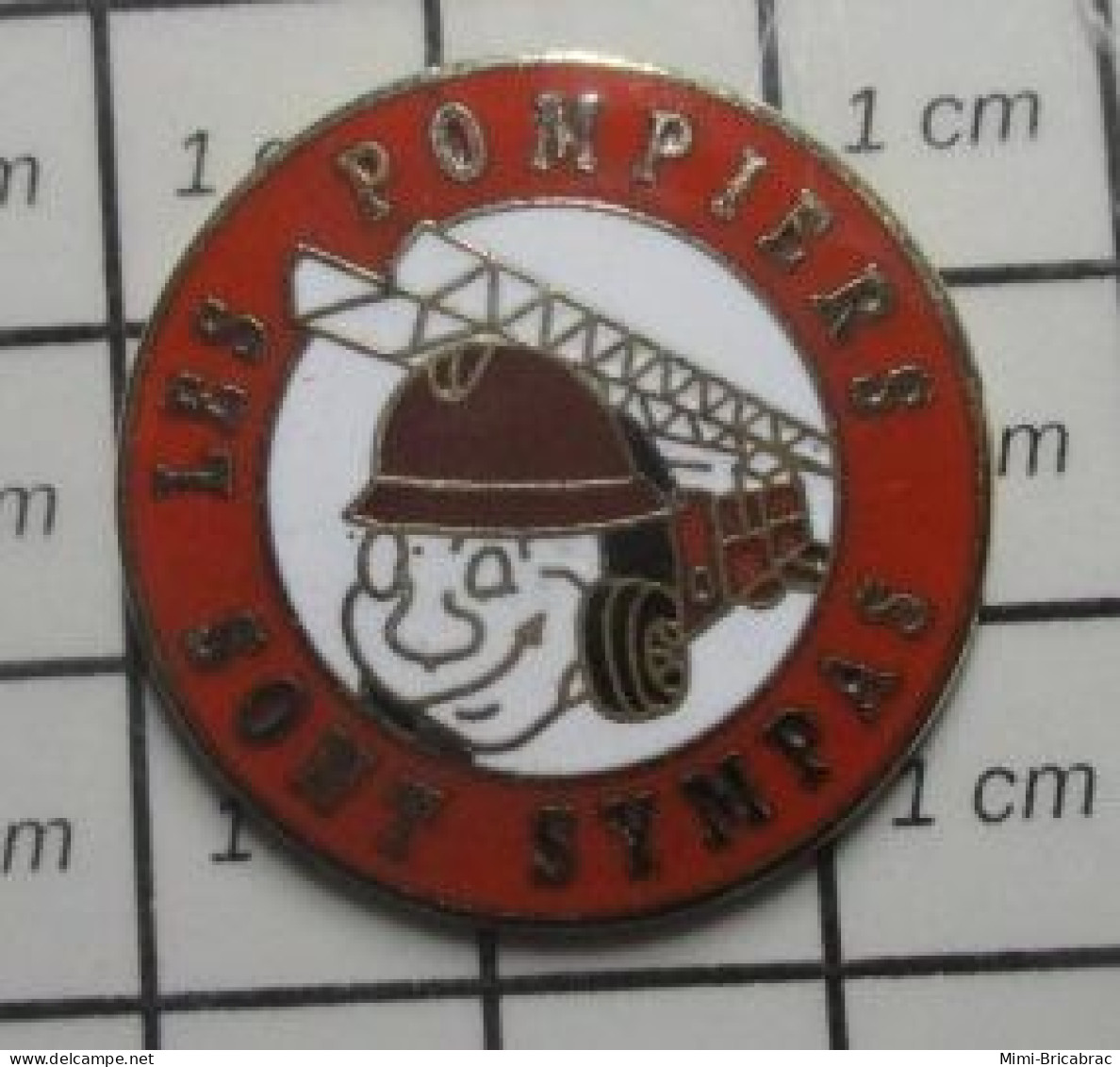 3022 Pin's Pins / Beau Et Rare / POMPIERS / CAMION GRANDE ECHELLE LES POMPIERS SONT SYMPAS ... Quand C'est Bien Fait ! - Pompiers