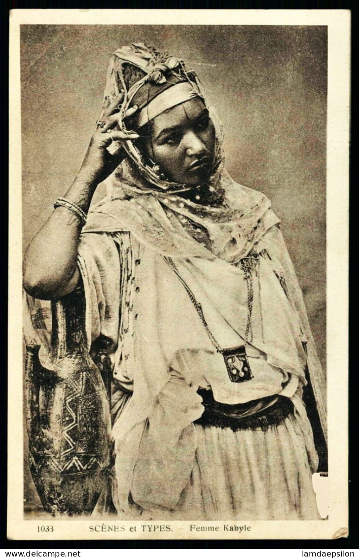 A67  ALGERIE CPA  SCENES ET TYPES - FEMME KABYLE - Collections & Lots