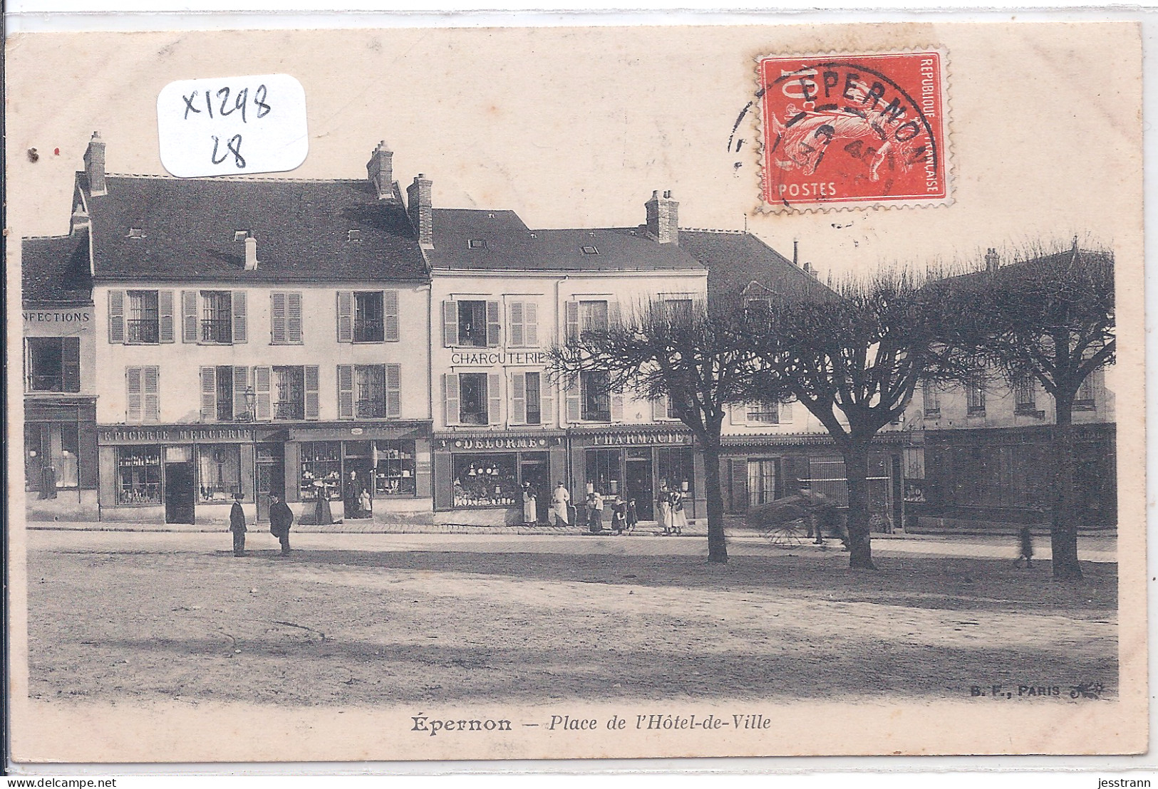 EPERNON- PLACE DE L HOTEL DE VILLE- LES COMMERCES - Epernon