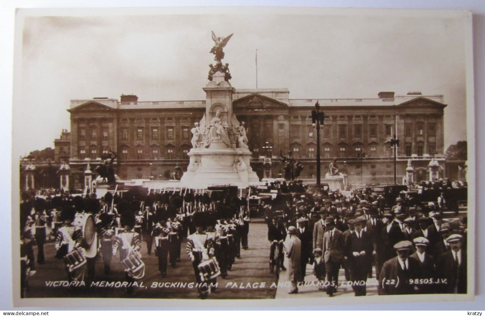 ROYAUME-UNI - ANGLETERRE - LONDON - Buckingham Palace - Vicroria Memorial And Guards - Buckingham Palace