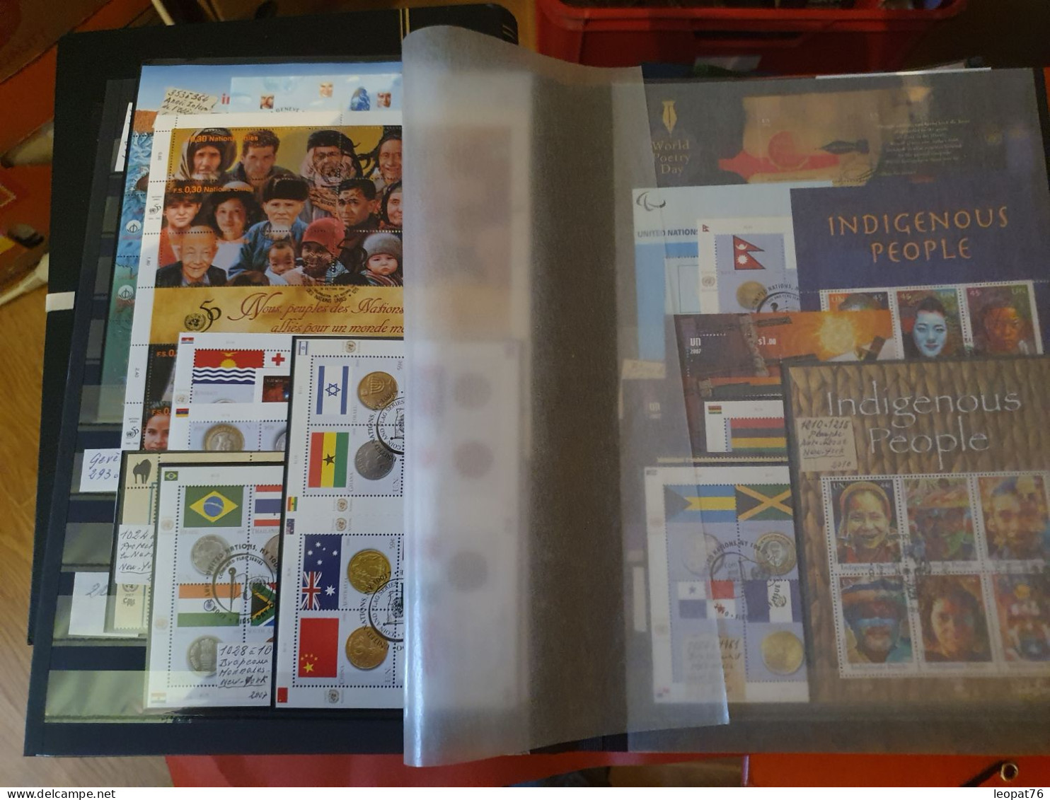 Collection en album 64p sur les Nations Unies ( neufs et Obl )  + divers pays (Port France 15€ / Europe 25€ / Monde 70€)