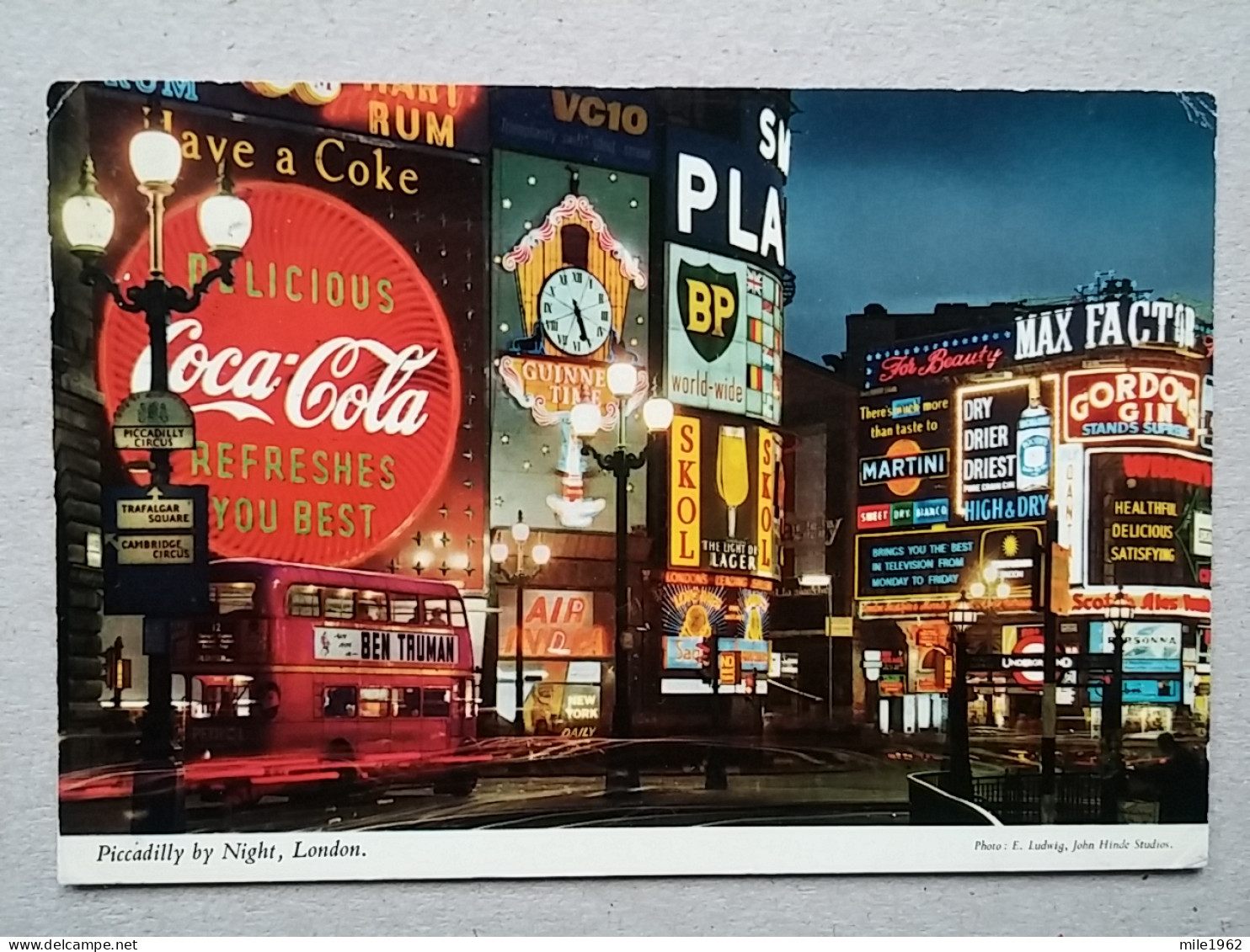 KOV 540-28 - LONDON, England, Bus, Autobus, Coca Cola - Piccadilly Circus