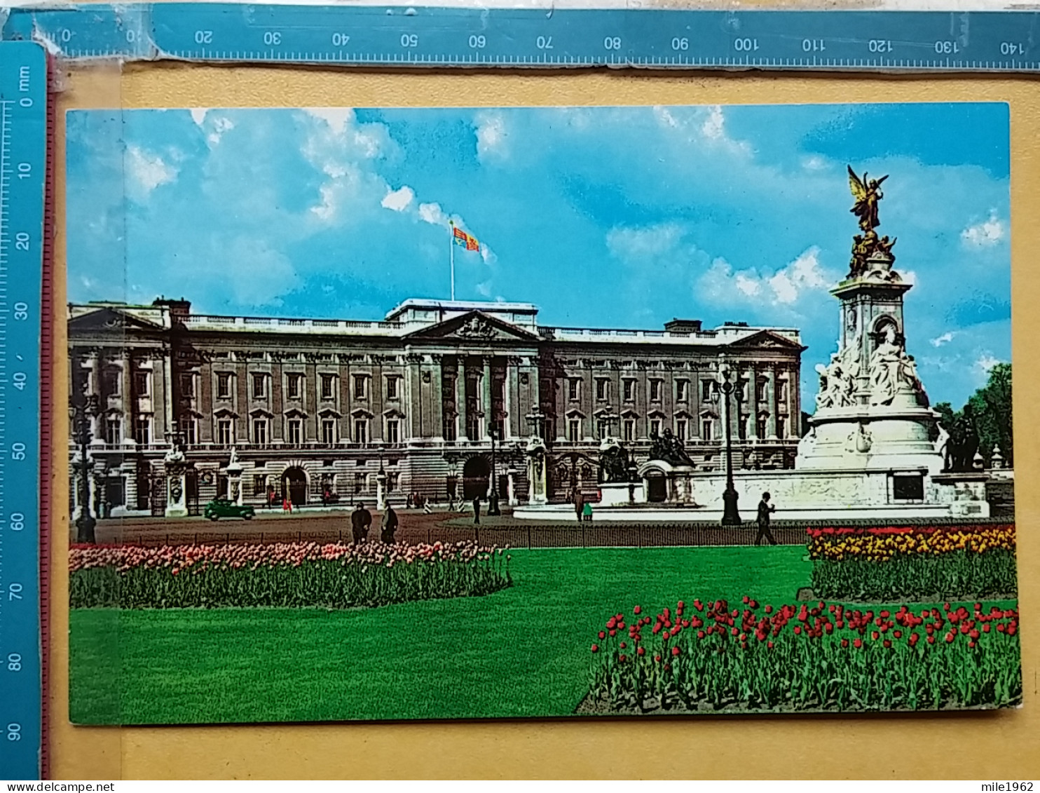 KOV 540-34 - LONDON, England, - Buckingham Palace