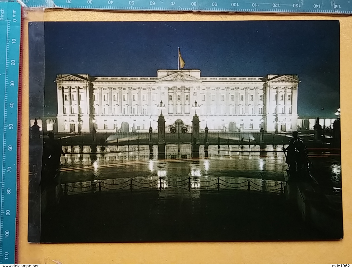 KOV 540-38 - LONDON, England, - Buckingham Palace