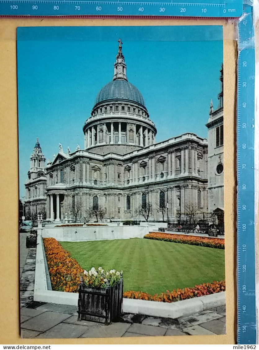 KOV 540-40 - LONDON, England,   - St. Paul's Cathedral