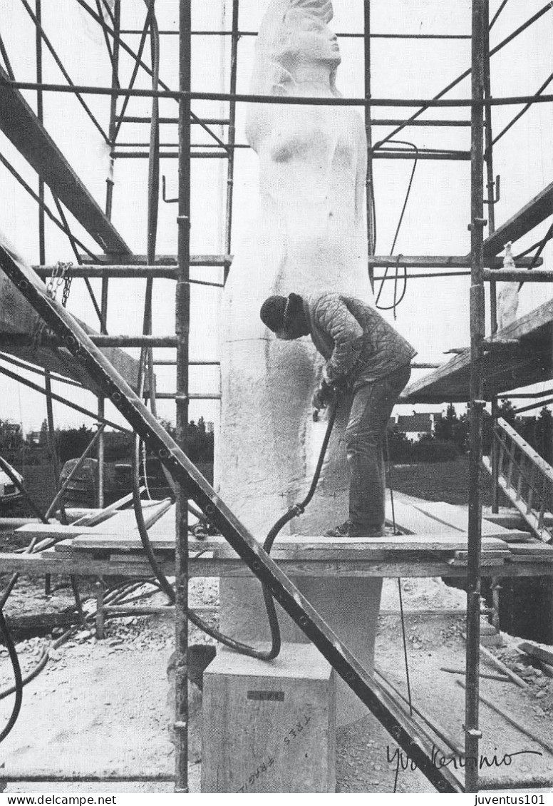 CPSM Daniel Druet Sculpte Le Monument Aux Morts De Lanester   L2580 - Lanester