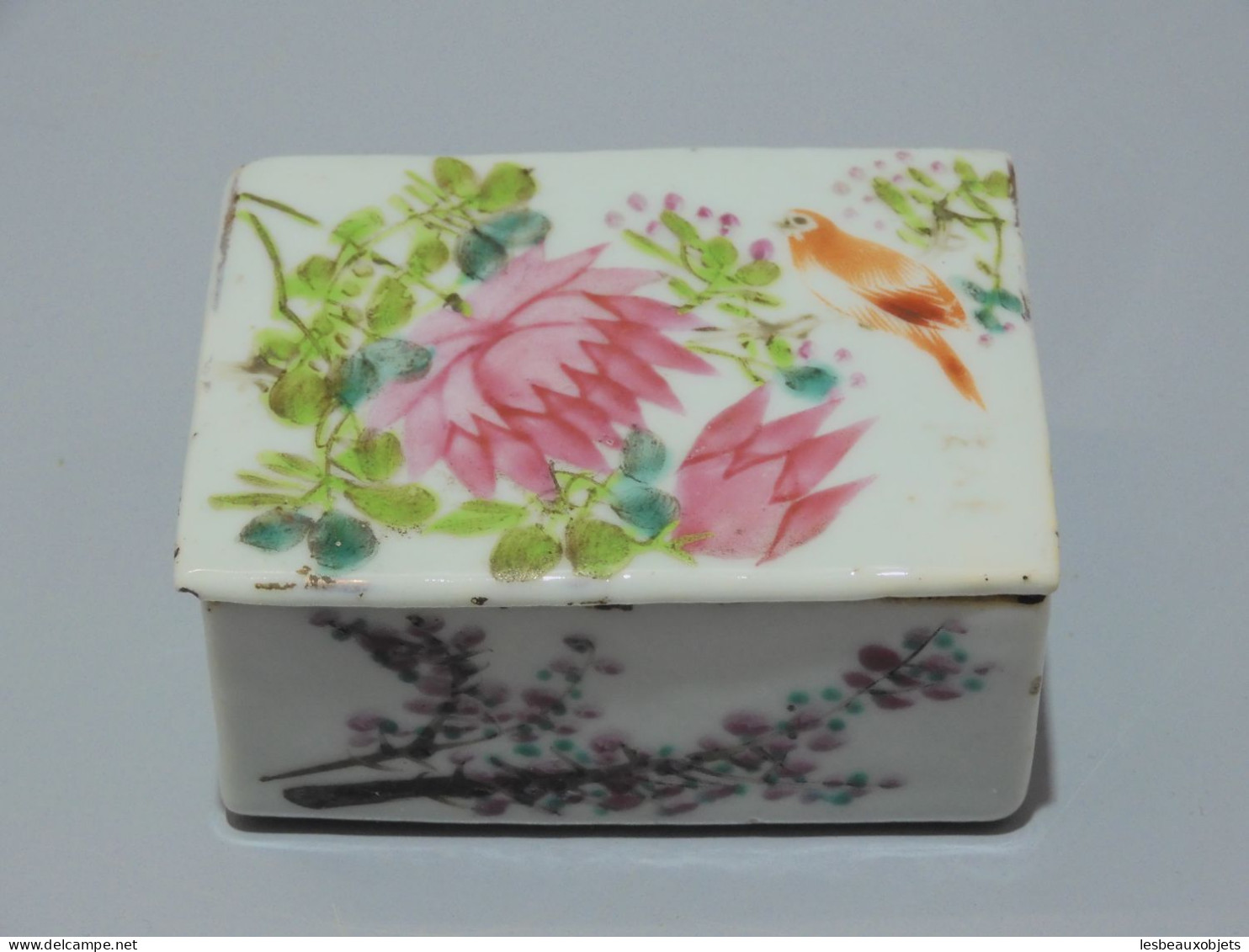 -BELLE ANCIENNE BOITE PORCELAINE CHINE REHAUTS EMAIL FLEURS LOTUS CERISIER    E - Asian Art