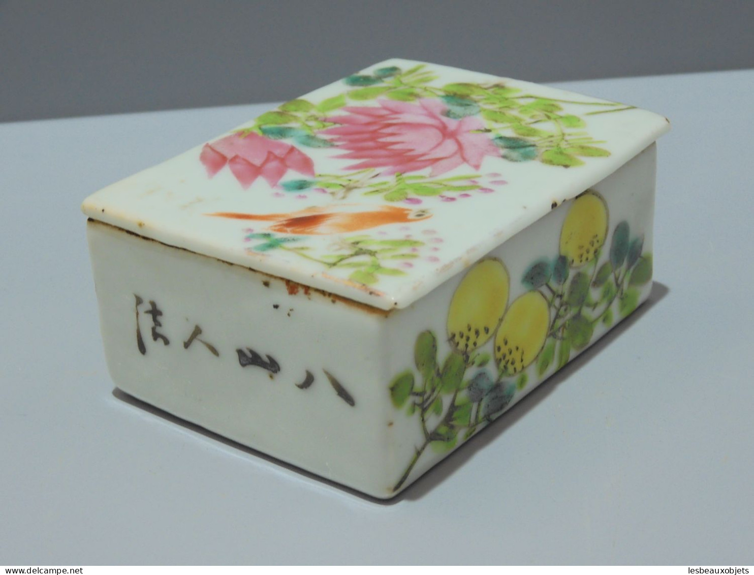 -BELLE ANCIENNE BOITE PORCELAINE CHINE REHAUTS EMAIL FLEURS LOTUS CERISIER    E - Aziatische Kunst