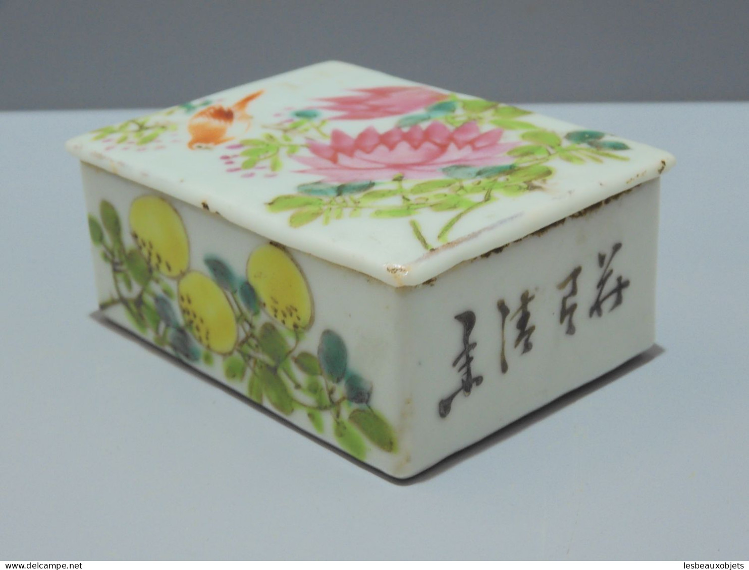 -BELLE ANCIENNE BOITE PORCELAINE CHINE REHAUTS EMAIL FLEURS LOTUS CERISIER    E - Art Asiatique