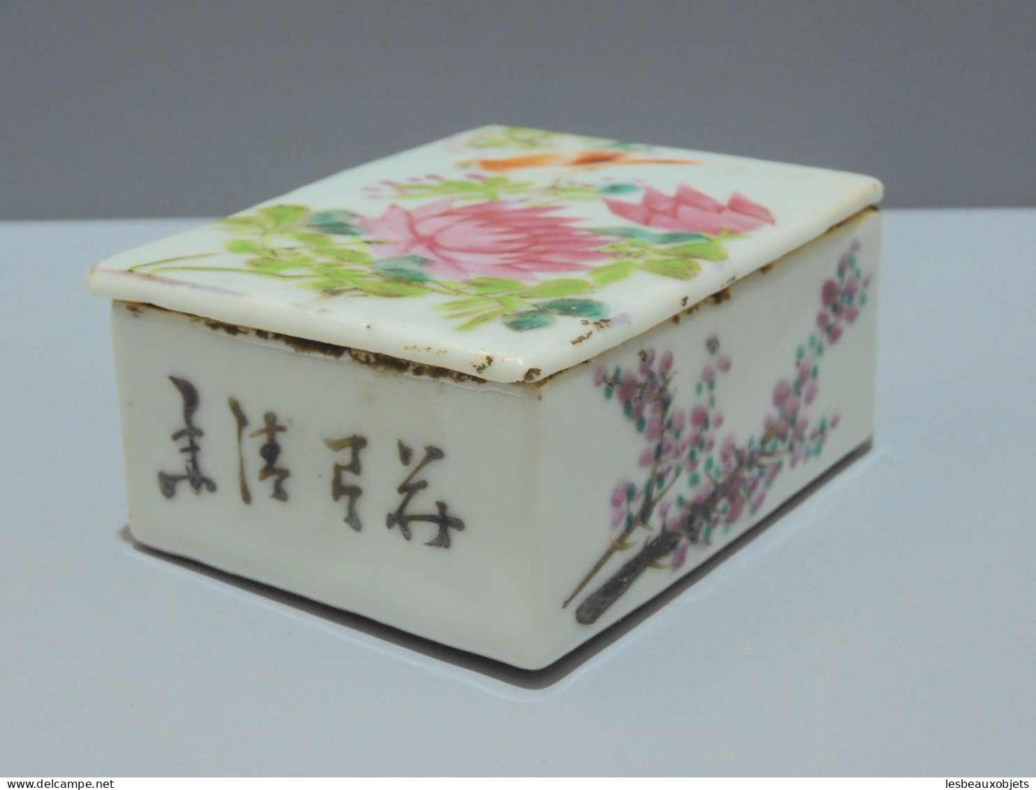 -BELLE ANCIENNE BOITE PORCELAINE CHINE REHAUTS EMAIL FLEURS LOTUS CERISIER    E