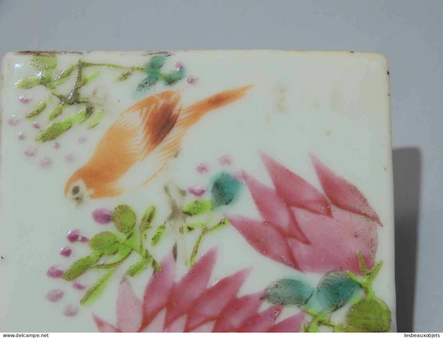 -BELLE ANCIENNE BOITE PORCELAINE CHINE REHAUTS EMAIL FLEURS LOTUS CERISIER    E