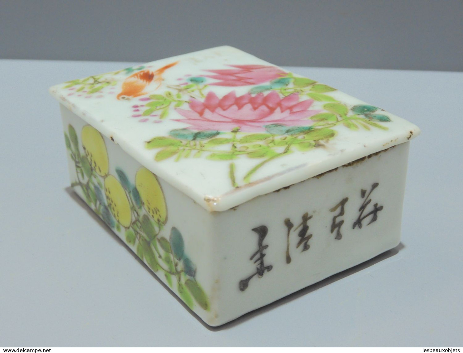 -BELLE ANCIENNE BOITE PORCELAINE CHINE REHAUTS EMAIL FLEURS LOTUS CERISIER    E