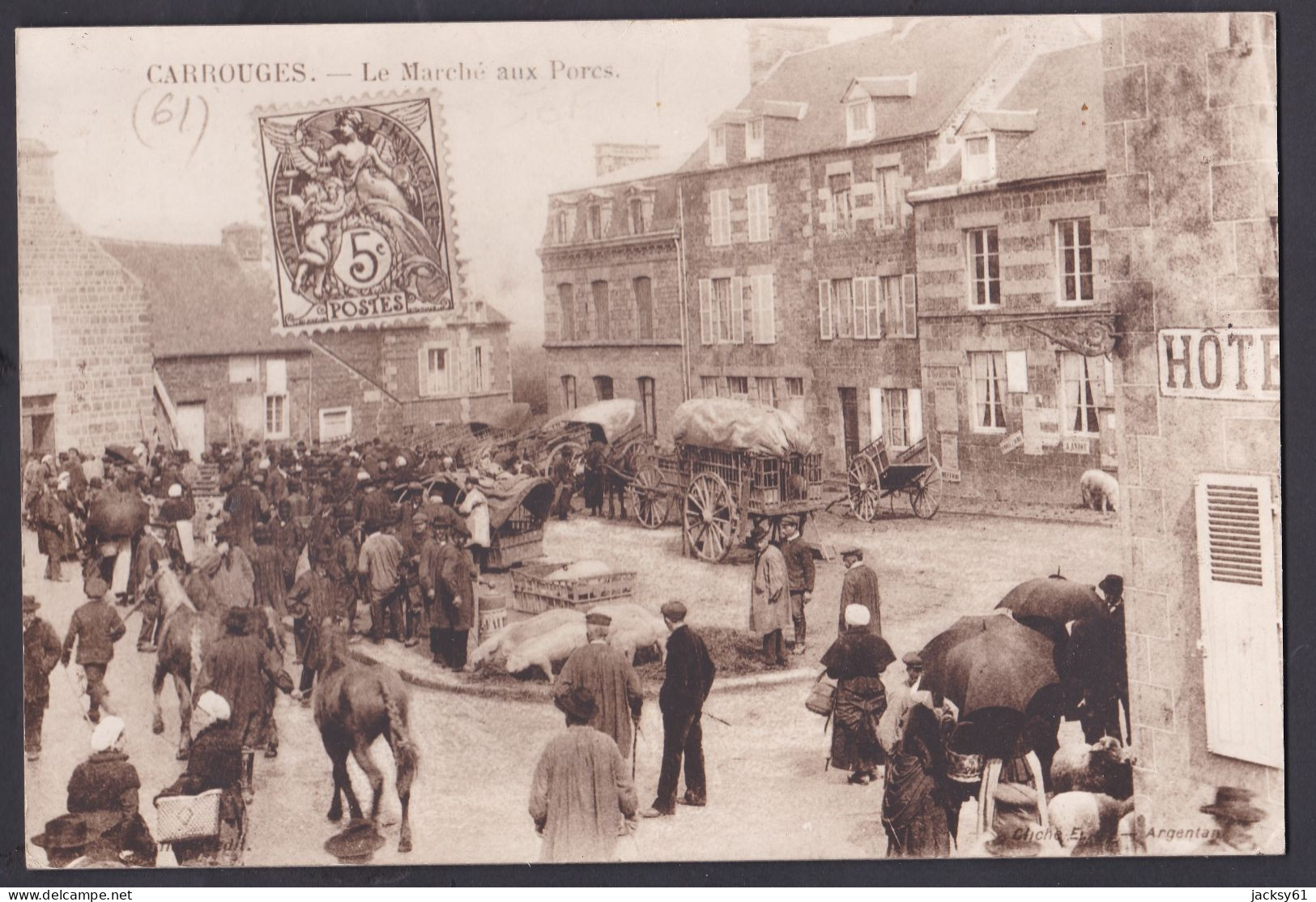 61 - Carrouges - Le Marché Aux Porcs - Reproduction CP Collé Sur Carton - Europa