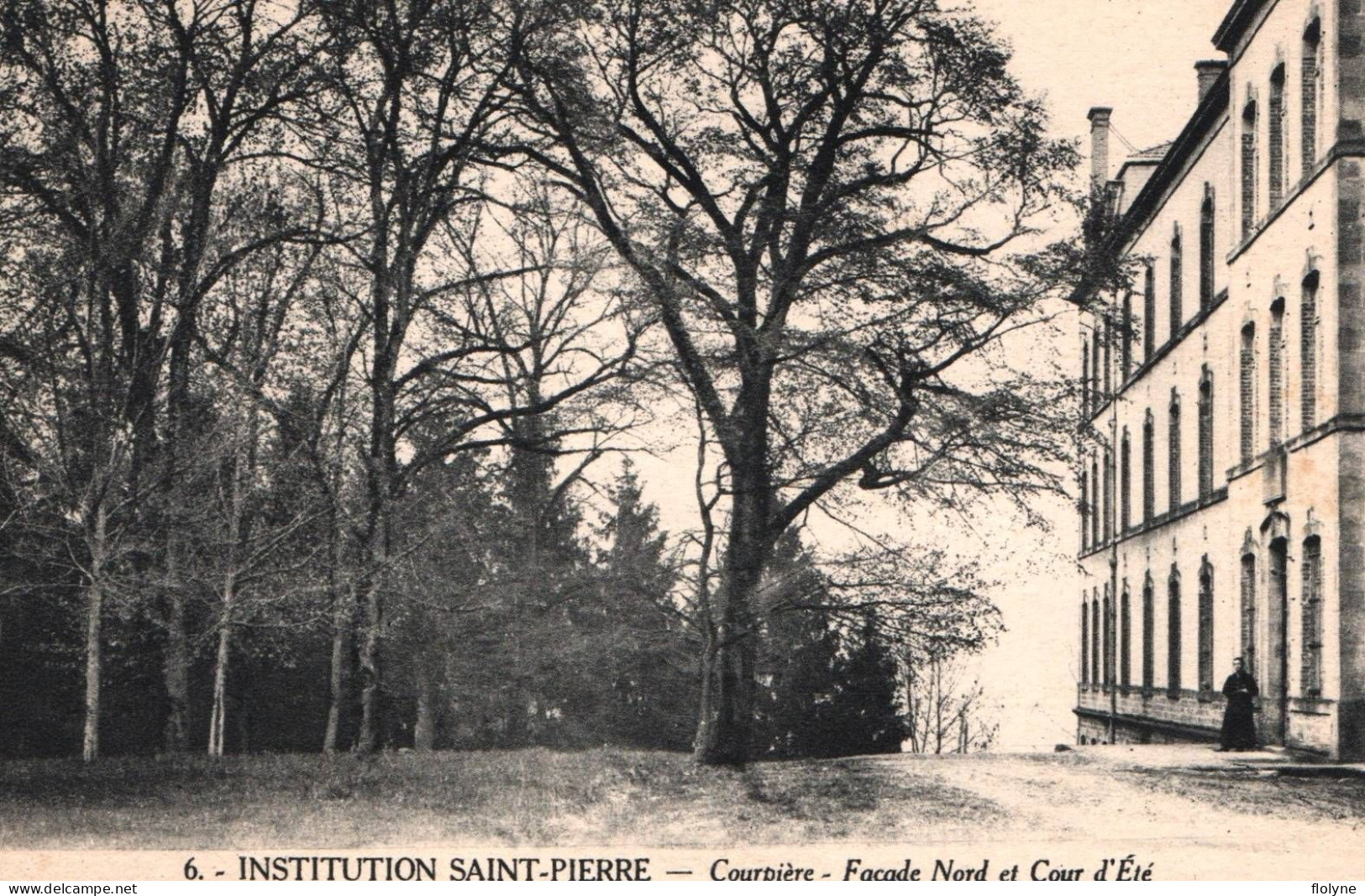 Courpière - Institution Saint Pierre - Façade Nord Et Cour D'été - école - Courpiere