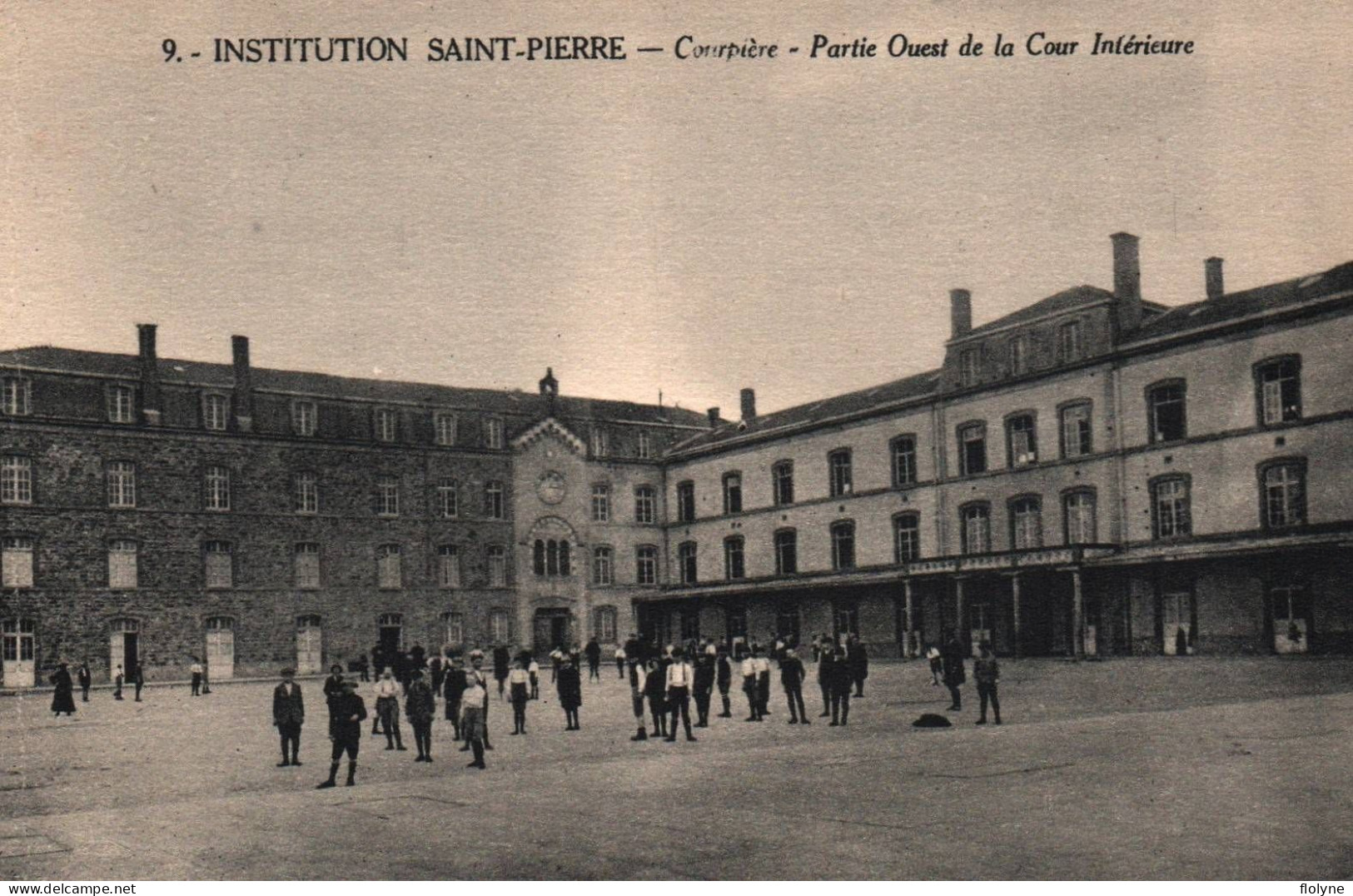 Courpière - Institution Saint Pierre - Partie Ouest De La Cour Intérieure - école Collège - Courpiere