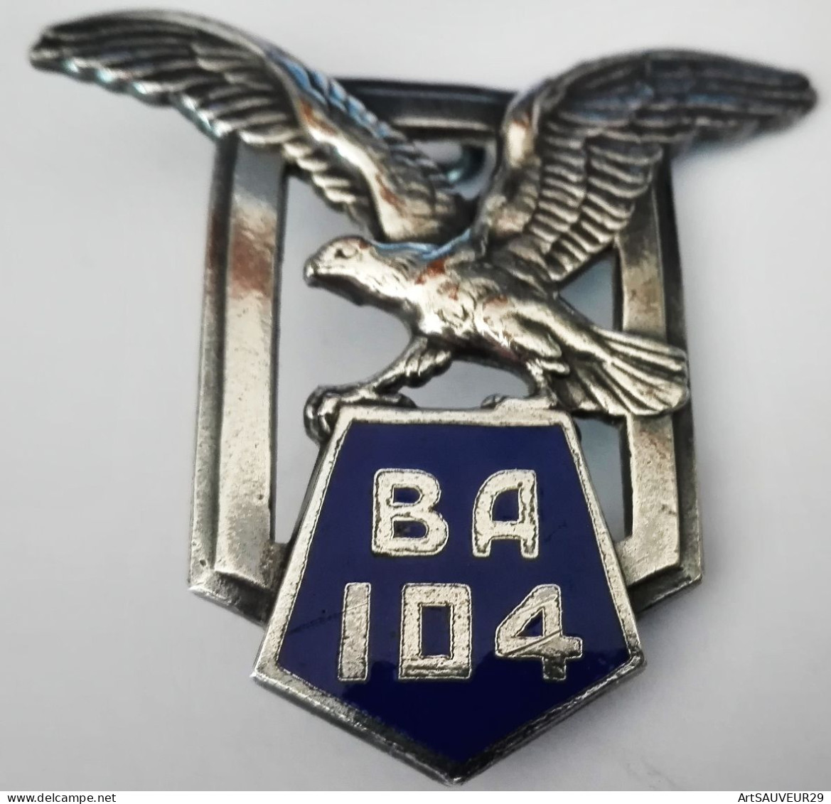 INSIGNE ARMEE DE L'AIR BA 104. Base Aérienne 104. DUGNY Le Bourget. FABRICANT DRAGO - Forze Aeree