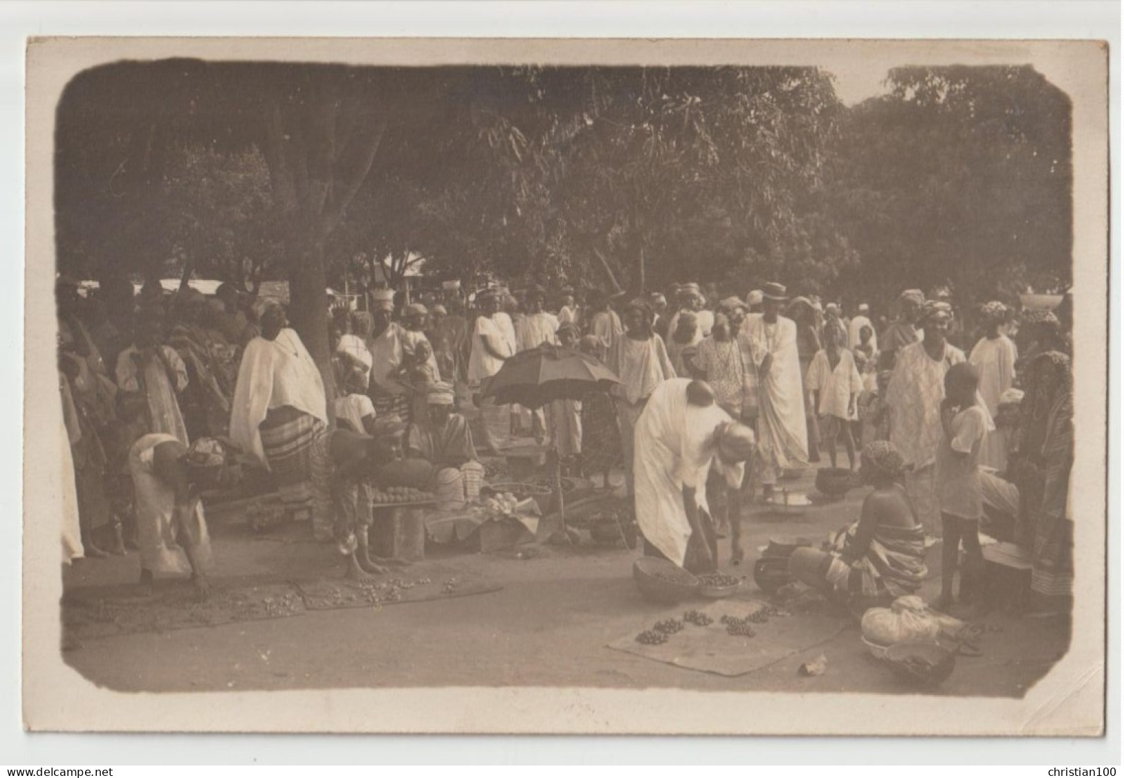 CARTE PHOTO -  VILLE DE KANKAN ( GUINEE FRANCAISE ) - LE MARCHE AUX NOIX DE KOLA - ECRITE EN 1923 - 3 SCANS - - Guinée Française